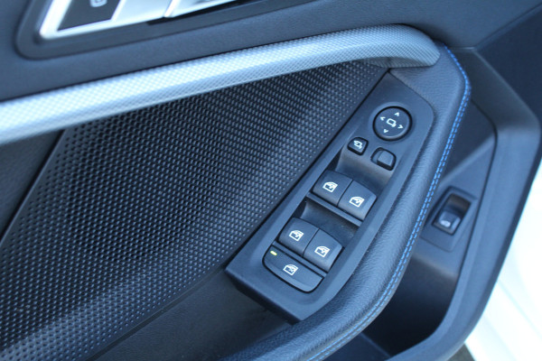 BMW 1-serie 118i 141pk High Executive Edition M-Sport AUTOMAAT Panoramadak NL-Auto NAP Clima Cruise Navi Camera Leder El. Klep 18"LMV