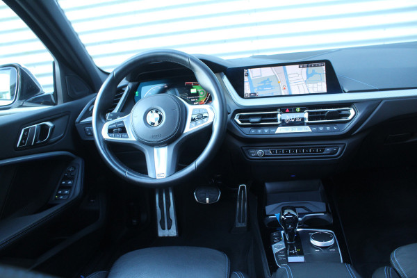 BMW 1-serie 118i 141pk High Executive Edition M-Sport AUTOMAAT Panoramadak NL-Auto NAP Clima Cruise Navi Camera Leder El. Klep 18"LMV