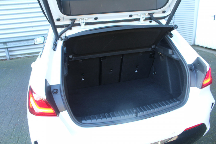 BMW 1-serie 118i 141pk High Executive Edition M-Sport AUTOMAAT Panoramadak NL-Auto NAP Clima Cruise Navi Camera Leder El. Klep 18"LMV