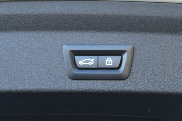 BMW 1-serie 118i 141pk High Executive Edition M-Sport AUTOMAAT Panoramadak NL-Auto NAP Clima Cruise Navi Camera Leder El. Klep 18"LMV