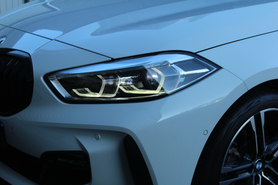 BMW 1-serie 118i 141pk High Executive Edition M-Sport AUTOMAAT Panoramadak NL-Auto NAP Clima Cruise Navi Camera Leder El. Klep 18"LMV