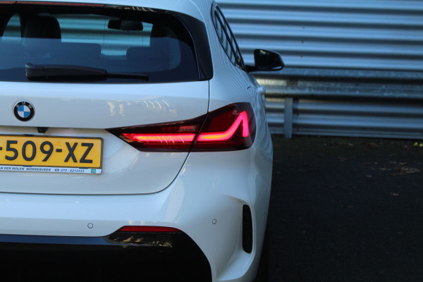 BMW 1-serie 118i 141pk High Executive Edition M-Sport AUTOMAAT Panoramadak NL-Auto NAP Clima Cruise Navi Camera Leder El. Klep 18"LMV