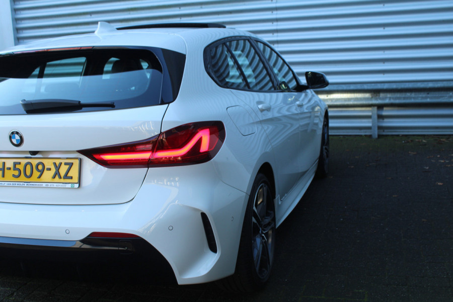 BMW 1-serie 118i 141pk High Executive Edition M-Sport AUTOMAAT Panoramadak NL-Auto NAP Clima Cruise Navi Camera Leder El. Klep 18"LMV