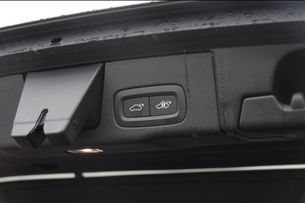 Volvo XC60 T6 350PK Automaat AWD Plus Black Edition Panoramadak/ Elektrisch bedienbare voorstoelen met geheugen/ Stoelverwarming/ Stuurverwarming/ Harman Kardon audio/ 360 Camera/