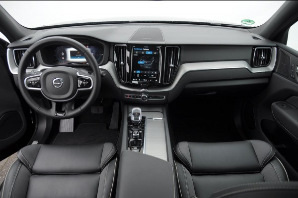 Volvo XC60 T6 350PK Automaat AWD Plus Black Edition Panoramadak/ Elektrisch bedienbare voorstoelen met geheugen/ Stoelverwarming/ Stuurverwarming/ Harman Kardon audio/ 360 Camera/