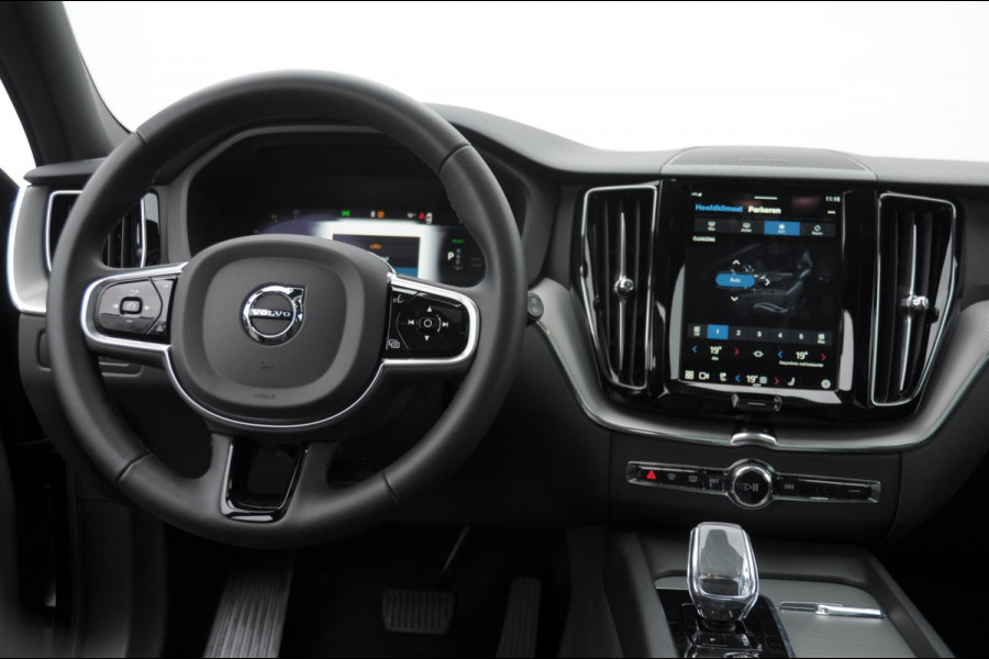 Volvo XC60 T6 350PK Automaat AWD Plus Black Edition Panoramadak/ Elektrisch bedienbare voorstoelen met geheugen/ Stoelverwarming/ Stuurverwarming/ Harman Kardon audio/ 360 Camera/