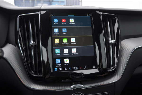 Volvo XC60 T6 350PK Automaat AWD Plus Black Edition Panoramadak/ Elektrisch bedienbare voorstoelen met geheugen/ Stoelverwarming/ Stuurverwarming/ Harman Kardon audio/ 360 Camera/