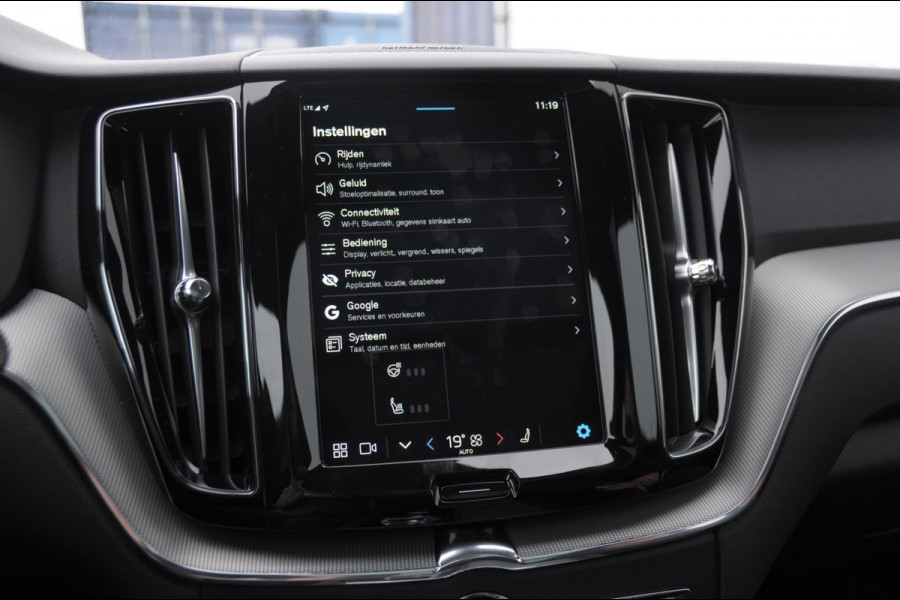 Volvo XC60 T6 350PK Automaat AWD Plus Black Edition Panoramadak/ Elektrisch bedienbare voorstoelen met geheugen/ Stoelverwarming/ Stuurverwarming/ Harman Kardon audio/ 360 Camera/