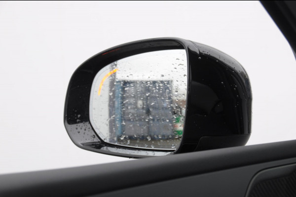 Volvo XC60 T6 350PK Automaat AWD Plus Black Edition Panoramadak/ Elektrisch bedienbare voorstoelen met geheugen/ Stoelverwarming/ Stuurverwarming/ Harman Kardon audio/ 360 Camera/