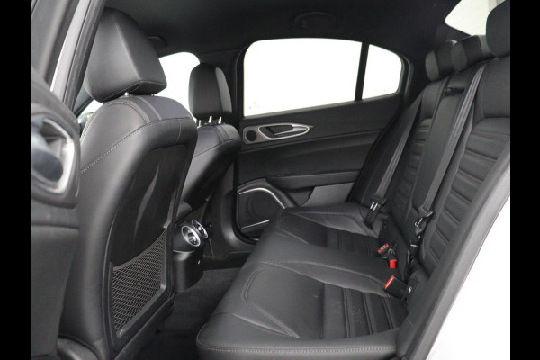 Alfa Romeo Giulia 2.0T Sprint | Leder | Adaptive cruise | Stoel & stuurverwarming | Trekhaak | Camera | Sportstoelen | Keyless | Carplay | Bi-Xenon | Climate control | Navigatie