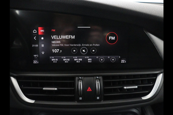 Alfa Romeo Giulia 2.0T Sprint | Leder | Adaptive cruise | Stoel & stuurverwarming | Trekhaak | Camera | Sportstoelen | Keyless | Carplay | Bi-Xenon | Climate control | Navigatie