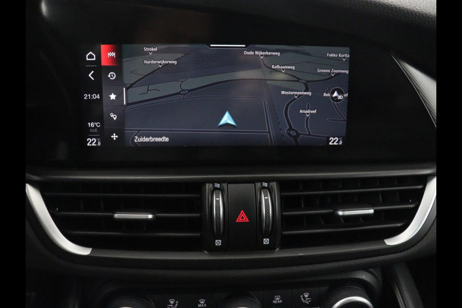 Alfa Romeo Giulia 2.0T Sprint | Leder | Adaptive cruise | Stoel & stuurverwarming | Trekhaak | Camera | Sportstoelen | Keyless | Carplay | Bi-Xenon | Climate control | Navigatie