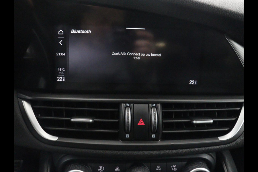 Alfa Romeo Giulia 2.0T Sprint | Leder | Adaptive cruise | Stoel & stuurverwarming | Trekhaak | Camera | Sportstoelen | Keyless | Carplay | Bi-Xenon | Climate control | Navigatie