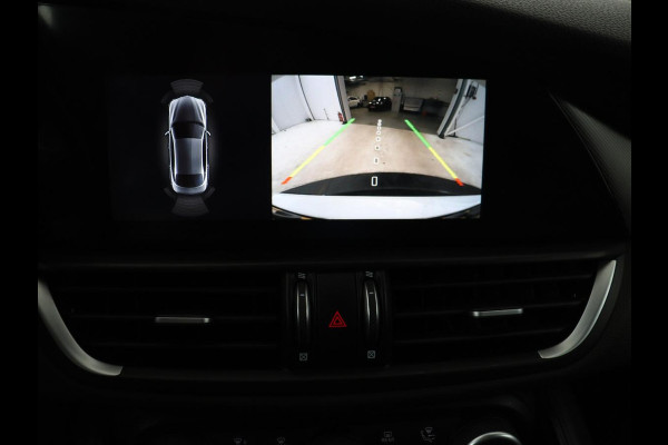 Alfa Romeo Giulia 2.0T Sprint | Leder | Adaptive cruise | Stoel & stuurverwarming | Trekhaak | Camera | Sportstoelen | Keyless | Carplay | Bi-Xenon | Climate control | Navigatie