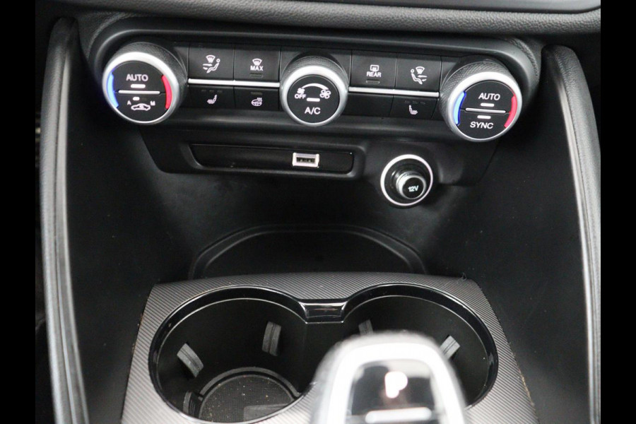 Alfa Romeo Giulia 2.0T Sprint | Leder | Adaptive cruise | Stoel & stuurverwarming | Trekhaak | Camera | Sportstoelen | Keyless | Carplay | Bi-Xenon | Climate control | Navigatie