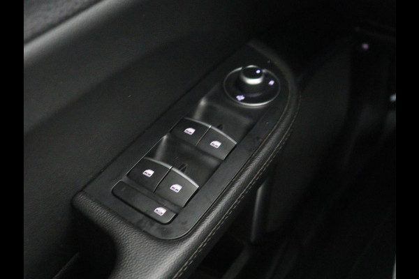 Alfa Romeo Giulia 2.0T Sprint | Leder | Adaptive cruise | Stoel & stuurverwarming | Trekhaak | Camera | Sportstoelen | Keyless | Carplay | Bi-Xenon | Climate control | Navigatie