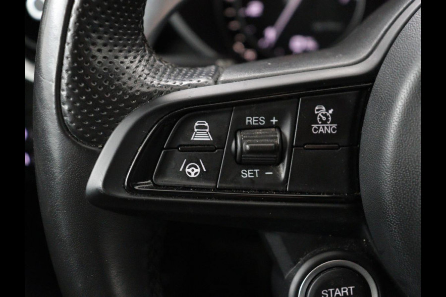 Alfa Romeo Giulia 2.0T Sprint | Leder | Adaptive cruise | Stoel & stuurverwarming | Trekhaak | Camera | Sportstoelen | Keyless | Carplay | Bi-Xenon | Climate control | Navigatie