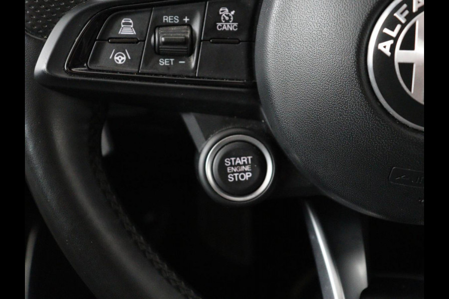 Alfa Romeo Giulia 2.0T Sprint | Leder | Adaptive cruise | Stoel & stuurverwarming | Trekhaak | Camera | Sportstoelen | Keyless | Carplay | Bi-Xenon | Climate control | Navigatie