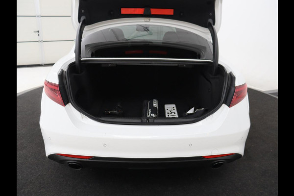 Alfa Romeo Giulia 2.0T Sprint | Leder | Adaptive cruise | Stoel & stuurverwarming | Trekhaak | Camera | Sportstoelen | Keyless | Carplay | Bi-Xenon | Climate control | Navigatie