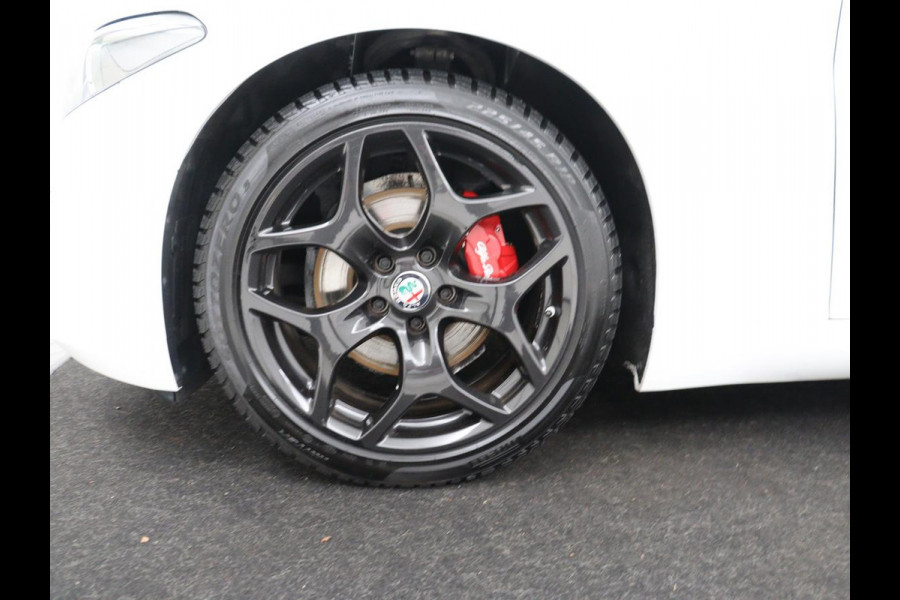 Alfa Romeo Giulia 2.0T Sprint | Leder | Adaptive cruise | Stoel & stuurverwarming | Trekhaak | Camera | Sportstoelen | Keyless | Carplay | Bi-Xenon | Climate control | Navigatie