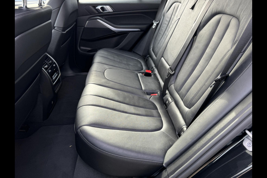 BMW X5 xDrive45e High Executive M Sport Pakket Automaat / Panoramadak / Active Steering / Trekhaak / Head-Up Display / Comfortstoelen / Laserlight / Driving Assistant Professional / 21 Inch / Luchtvering / Hifi / Craftedclarity / Shadow Line / M Sportremsysteem