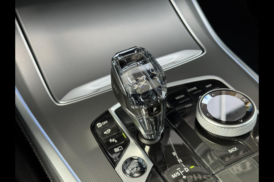 BMW X5 xDrive45e High Executive M Sport Pakket Automaat / Panoramadak / Active Steering / Trekhaak / Head-Up Display / Comfortstoelen / Laserlight / Driving Assistant Professional / 21 Inch / Luchtvering / Hifi / Craftedclarity / Shadow Line / M Sportremsysteem