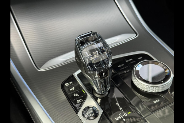 BMW X5 xDrive45e High Executive M Sport Pakket Automaat / Panoramadak / Active Steering / Trekhaak / Head-Up Display / Comfortstoelen / Laserlight / Driving Assistant Professional / 21 Inch / Luchtvering / Hifi / Craftedclarity / Shadow Line / M Sportremsysteem