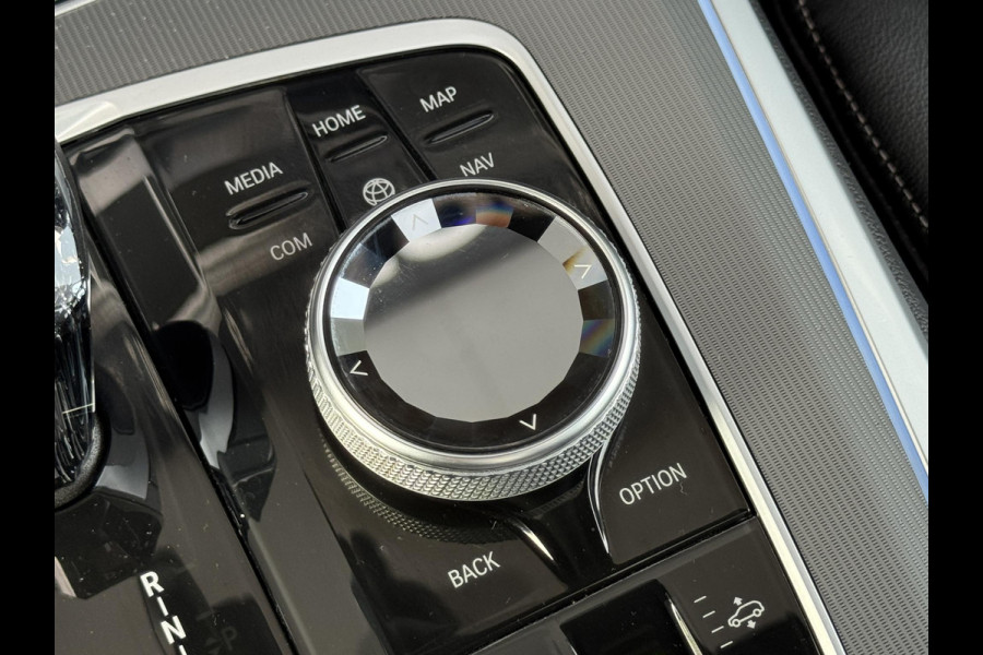 BMW X5 xDrive45e High Executive M Sport Pakket Automaat / Panoramadak / Active Steering / Trekhaak / Head-Up Display / Comfortstoelen / Laserlight / Driving Assistant Professional / 21 Inch / Luchtvering / Hifi / Craftedclarity / Shadow Line / M Sportremsysteem