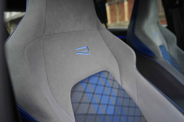 Volkswagen Golf 8R R 4Motion 320PK