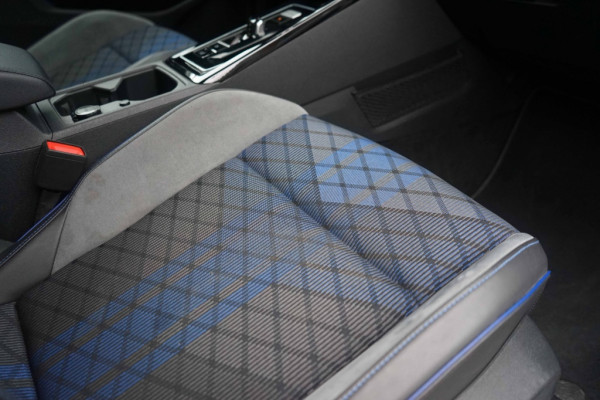 Volkswagen Golf 8R R 4Motion 320PK