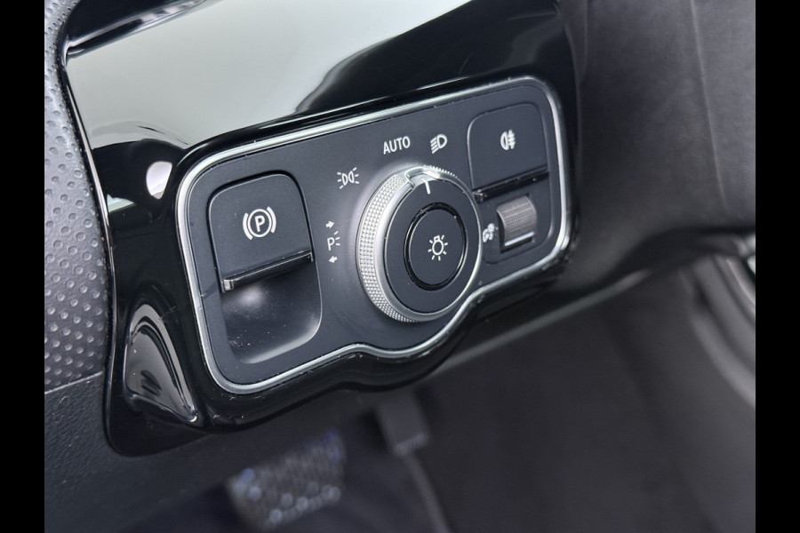 Mercedes-Benz CLA-Klasse 180 Shooting Brake Luxury // Panoramadak // Distronic // Memory // MultiBeam LED // Camera // Sfeerverlichting // Keyless