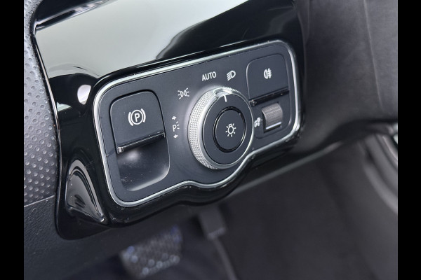 Mercedes-Benz CLA-Klasse 180 Shooting Brake Luxury // Panoramadak // Distronic // Memory // MultiBeam LED // Camera // Sfeerverlichting // Keyless