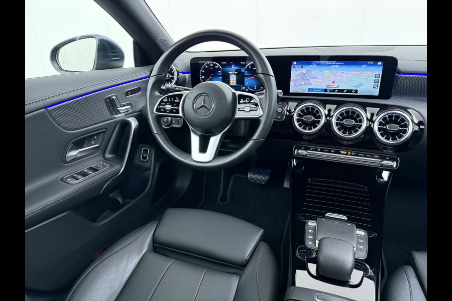 Mercedes-Benz CLA-Klasse 180 Shooting Brake Luxury // Panoramadak // Distronic // Memory // MultiBeam LED // Camera // Sfeerverlichting // Keyless