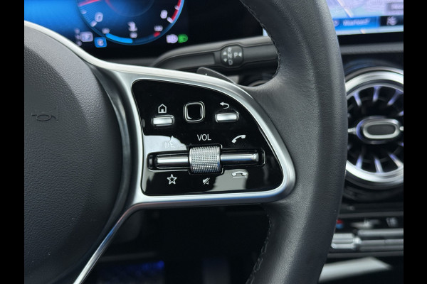 Mercedes-Benz CLA-Klasse 180 Shooting Brake Luxury // Panoramadak // Distronic // Memory // MultiBeam LED // Camera // Sfeerverlichting // Keyless