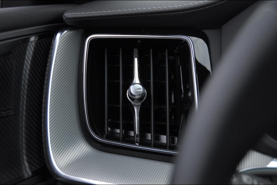 Volvo XC60 T8 455PK Automaat AWD Ultra Black Edition / Luchtvering / stoelmassage - en ventilatie / Adaptieve cruise control / Harman Kardon / BLIS / Panoramadak / Apple carplay / Parkeersensoren met 360 camera / Elektrisch bedienbare achterklep / Elektrisch verstelbare voorstoelen met geheugen / Stoel en stuurwielverwarming / 21” velgen / Getinte ramen vanaf de B-stijl