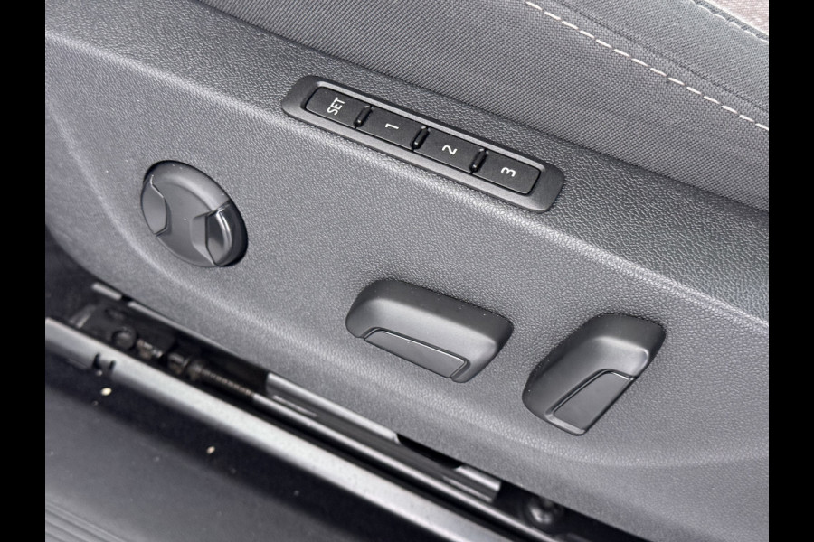 Škoda ENYAQ iV 80 First Edition HighLuxus Soh92% Pano-Dak Elektr.Trekhaak *BOMVOL € 63.000 nieuw!* 21"lm Full-Led 360-Camera Adaptive-Cruise Na Warmtepomp Adaptief onderstel+Dynamisch-onderstel/Stuur Airco-autom 3-zones E-call Chroom-Dakrail Head-Up-Display Smartlink Edition High 1.000kg trekvermogen