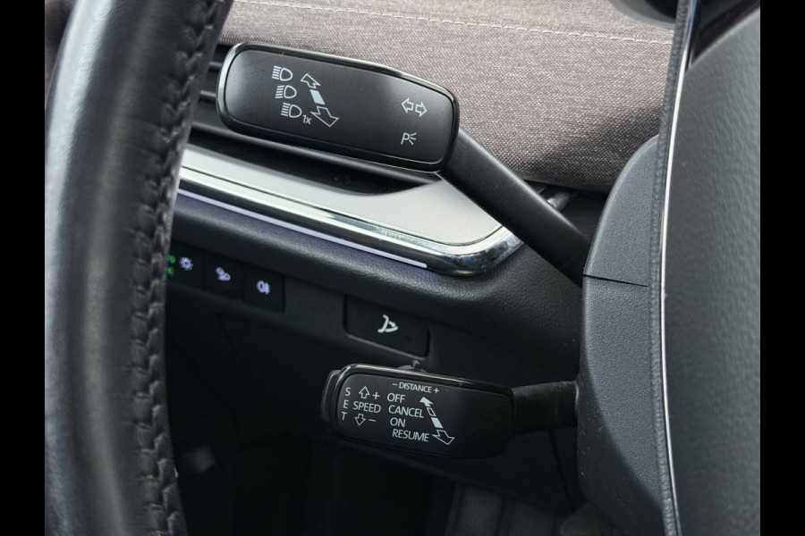 Škoda ENYAQ iV 80 First Edition HighLuxus Soh92% Pano-Dak Elektr.Trekhaak *BOMVOL € 63.000 nieuw!* 21"lm Full-Led 360-Camera Adaptive-Cruise Na Warmtepomp Adaptief onderstel+Dynamisch-onderstel/Stuur Airco-autom 3-zones E-call Chroom-Dakrail Head-Up-Display Smartlink Edition High 1.000kg trekvermogen