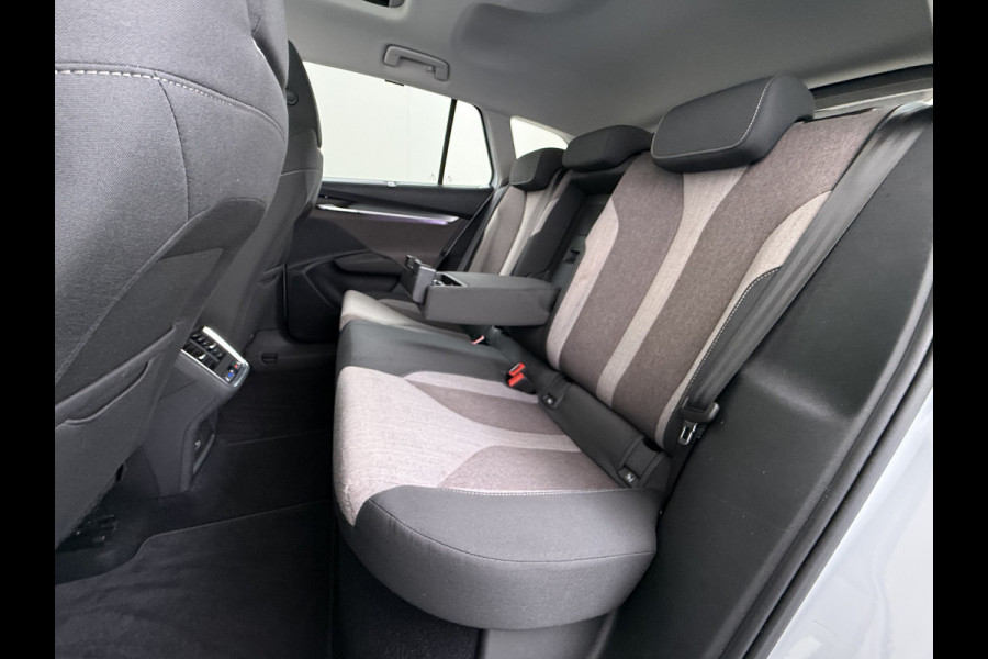 Škoda ENYAQ iV 80 First Edition HighLuxus Soh92% Pano-Dak Elektr.Trekhaak *BOMVOL € 63.000 nieuw!* 21"lm Full-Led 360-Camera Adaptive-Cruise Na Warmtepomp Adaptief onderstel+Dynamisch-onderstel/Stuur Airco-autom 3-zones E-call Chroom-Dakrail Head-Up-Display Smartlink Edition High 1.000kg trekvermogen