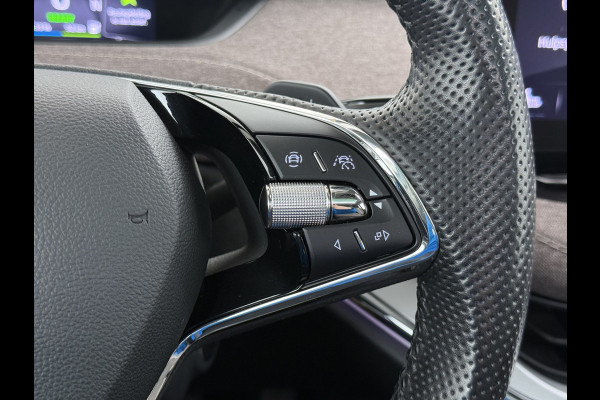 Škoda ENYAQ iV 80 First Edition HighLuxus Soh92% Pano-Dak Elektr.Trekhaak *BOMVOL € 63.000 nieuw!* 21"lm Full-Led 360-Camera Adaptive-Cruise Na Warmtepomp Adaptief onderstel+Dynamisch-onderstel/Stuur Airco-autom 3-zones E-call Chroom-Dakrail Head-Up-Display Smartlink Edition High 1.000kg trekvermogen