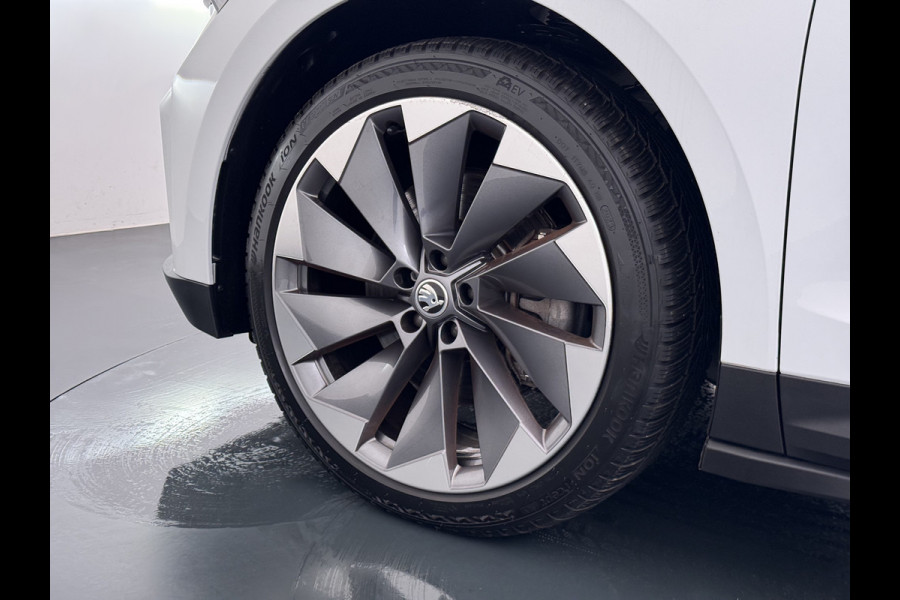 Škoda ENYAQ iV 80 First Edition HighLuxus Soh92% Pano-Dak Elektr.Trekhaak *BOMVOL € 63.000 nieuw!* 21"lm Full-Led 360-Camera Adaptive-Cruise Na Warmtepomp Adaptief onderstel+Dynamisch-onderstel/Stuur Airco-autom 3-zones E-call Chroom-Dakrail Head-Up-Display Smartlink Edition High 1.000kg trekvermogen