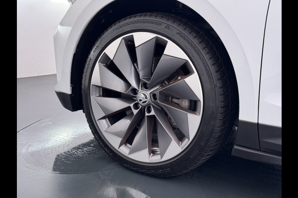 Škoda ENYAQ iV 80 First Edition HighLuxus Soh92% Pano-Dak Elektr.Trekhaak *BOMVOL € 63.000 nieuw!* 21"lm Full-Led 360-Camera Adaptive-Cruise Na Warmtepomp Adaptief onderstel+Dynamisch-onderstel/Stuur Airco-autom 3-zones E-call Chroom-Dakrail Head-Up-Display Smartlink Edition High 1.000kg trekvermogen