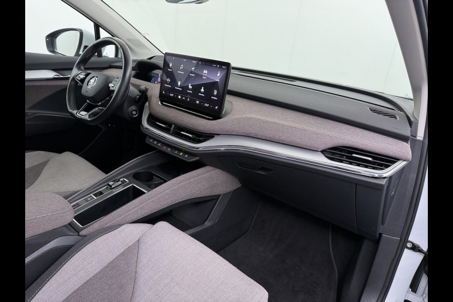 Škoda ENYAQ iV 80 First Edition HighLuxus Soh92% Pano-Dak Elektr.Trekhaak *BOMVOL € 63.000 nieuw!* 21"lm Full-Led 360-Camera Adaptive-Cruise Na Warmtepomp Adaptief onderstel+Dynamisch-onderstel/Stuur Airco-autom 3-zones E-call Chroom-Dakrail Head-Up-Display Smartlink Edition High 1.000kg trekvermogen