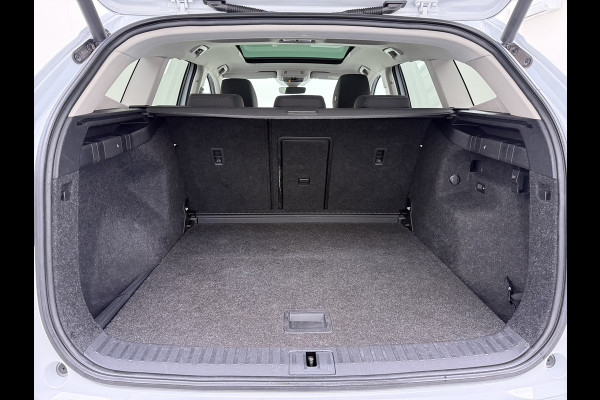 Škoda ENYAQ iV 80 First Edition HighLuxus Soh92% Pano-Dak Elektr.Trekhaak *BOMVOL € 63.000 nieuw!* 21"lm Full-Led 360-Camera Adaptive-Cruise Na Warmtepomp Adaptief onderstel+Dynamisch-onderstel/Stuur Airco-autom 3-zones E-call Chroom-Dakrail Head-Up-Display Smartlink Edition High 1.000kg trekvermogen