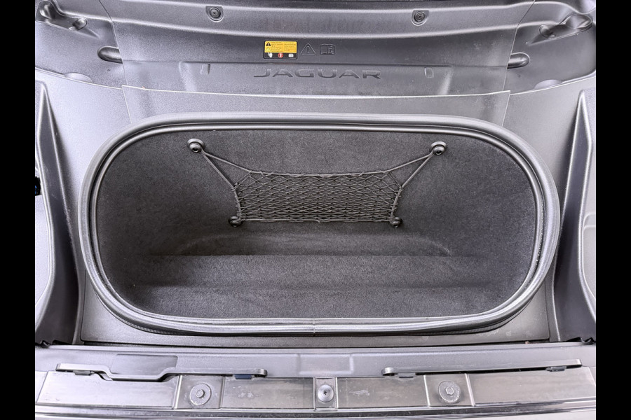 Jaguar I-PACE EV320pk SE 90kWh 3Fase ! Soh 90.5% AWD Leer Meridian™ Hifi Memory Navi Ecc 3D-Surround Camera Adaptive Cruise Business Pack Apple Carplay Android Auto Forward Vieuw+Detection+Guidance Stuur-verwarming Led Origineel Nederlandse Auto Nieuwprijs € 73.000,- Deze kan thuis wél met 11kw/uur laden