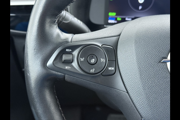 Opel CORSA-E 50kWh 3 Fase Warmtepomp Navi 360°Camera Two-Tone Lak Ecc Edition+ Stoel+Stuur-Verwarmd Parkeer Pack Pdc DAB Lmv 16" Privacy Glas Led Isofix Regen-Lichtsensor LaneAssist Origineel Nederlandse Auto SOH 89% Zeer compleet!