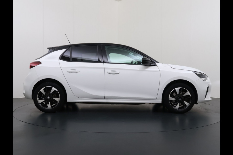 Opel CORSA-E 50kWh 3 Fase Warmtepomp Navi 360°Camera Two-Tone Lak Ecc Edition+ Stoel+Stuur-Verwarmd Parkeer Pack Pdc DAB Lmv 16" Privacy Glas Led Isofix Regen-Lichtsensor LaneAssist Origineel Nederlandse Auto SOH 89% Zeer compleet!
