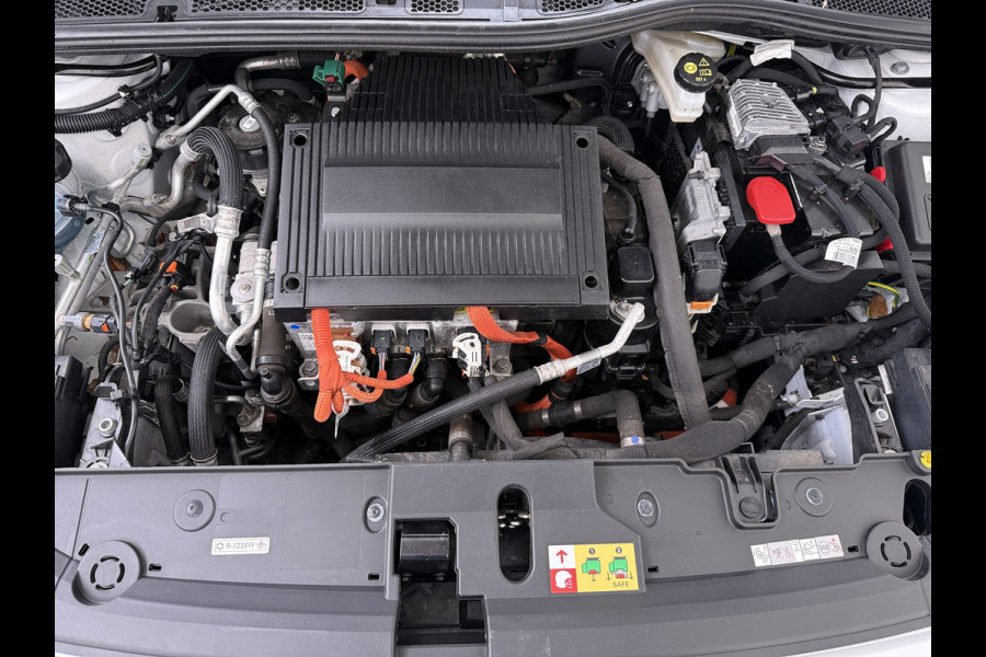 Opel CORSA-E 50kWh 3 Fase Warmtepomp Navi 360°Camera Two-Tone Lak Ecc Edition+ Stoel+Stuur-Verwarmd Parkeer Pack Pdc DAB Lmv 16" Privacy Glas Led Isofix Regen-Lichtsensor LaneAssist Origineel Nederlandse Auto SOH 89% Zeer compleet!