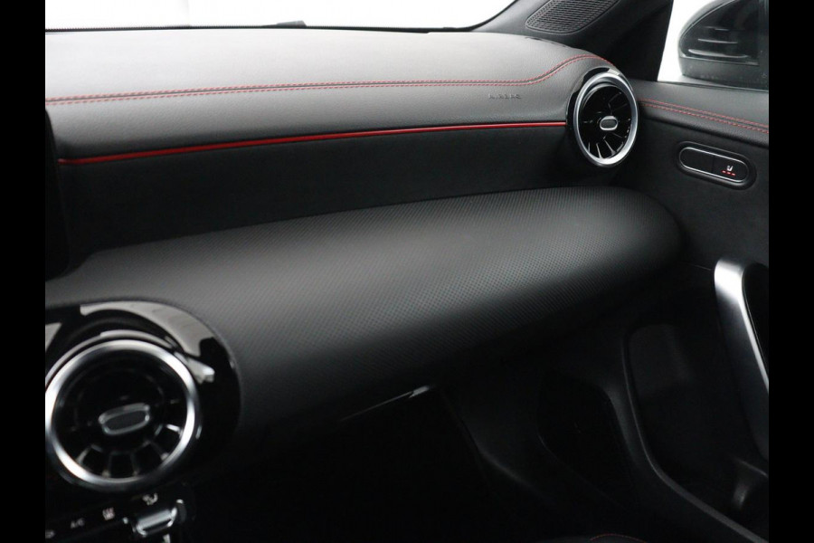 Mercedes-Benz CLA-Klasse Shooting Brake 250e AMG | Adaptive cruise | Stoelverwarming | Carplay | Widescreen | Leder/Alcantara | Navigatie | Camera | Park Assist | PHEV | Plug In