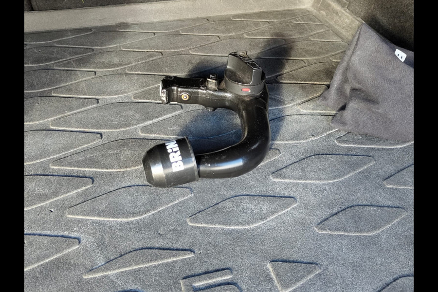 Volkswagen ID.5 Pro 77kWh SOH 98%!! Warmtepomp Afn-Trekhaak Adaptive-Cruise HUD Camera Navi 19"Lm Parkassist PDC-a+v Apple Android Carplay App-C Rijstrooksensor+Correctie Airco-Achter Stoel+Stuur+Vooraam+ruitensproeiers+wisserbl.-Verwarmd Head-up-Display Draadloze-lader Front Assist Voice-Command Keyless-Start Verkeersbordherk. AEB ESP BotsWaarsch. Two-Tone-lak Orig.NLse auto € 54.000 nieuw