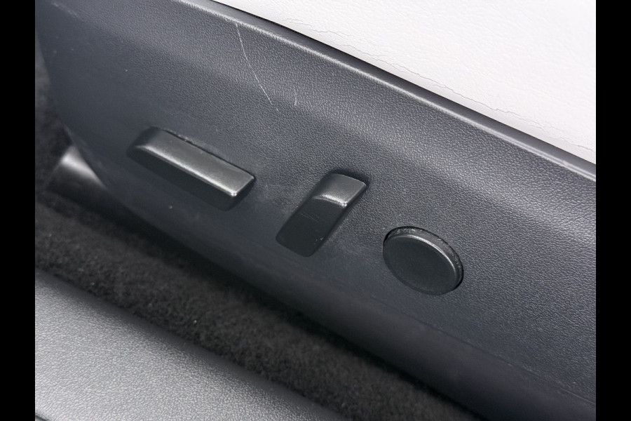 Tesla Model 3 RWD SR plus 325PK LFP SOH 91% Accu Ivory Lmv 18" AutoPilot Leder Panoramadak Adaptive-Cruise Camera's Elektr.-Stuur+Stoelen+Spie Navi LED DAB Voorverwarmen Keyless One-Pedal-Drive 1e Eigenaar Origineel Nederlandse Auto